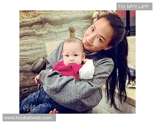 足球明星与儿子温馨合影展现父子情深的幸福时刻